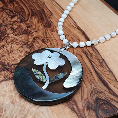 Necklace beaded white mother - white,